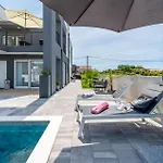 Apartman Beautiful Apartment In Sukosan *