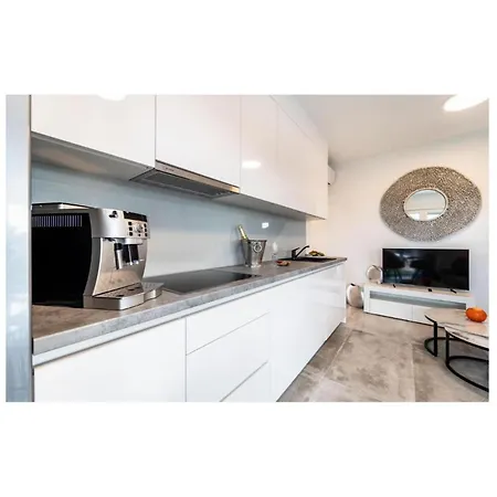 1 Bedroom Gorgeous In Apartament Sukošan