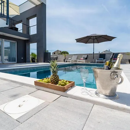 1 Bedroom Amazing In Apartman Sukosan